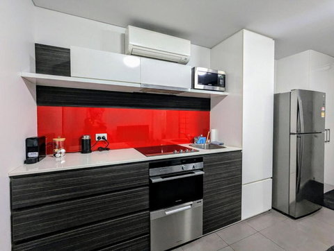 Zen Vibe, Entire Apt, With Study Room, Wifi, Central, Cafe - Accommodation Gold Coast 1
