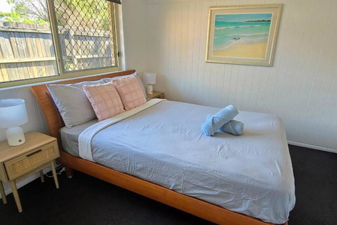 Relaxing Hamptons Style Home In Forest Lake - Accommodation Gold Coast 2