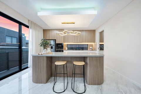Spacious & Luxury 4Bed Room Retreat Near Station - Accommodation Gold Coast 2