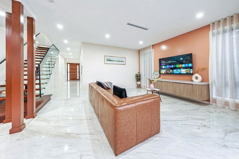 Spacious & Luxury 4Bed Room Retreat Near Station - Accommodation Gold Coast 3