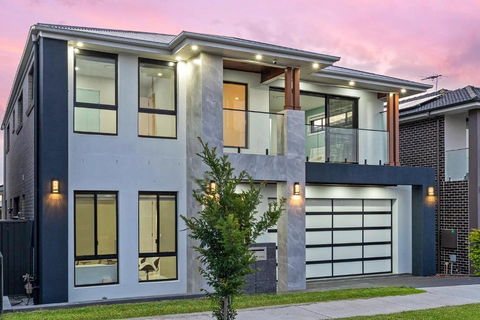 Spacious & Luxury 4Bed Room Retreat Near Station - Accommodation Gold Coast 1
