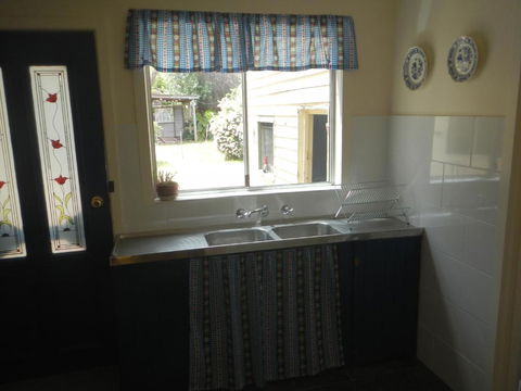Yarram Cottage: Art And Accommodation - Accommodation Gold Coast 2
