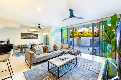 ZEN ARCTIC Luxury 2-Story T/House + Pool & Markets - Accommodation Gold Coast 0