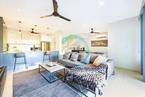 ZEN ARCTIC Luxury 2-Story T/House + Pool & Markets - Accommodation Gold Coast 1