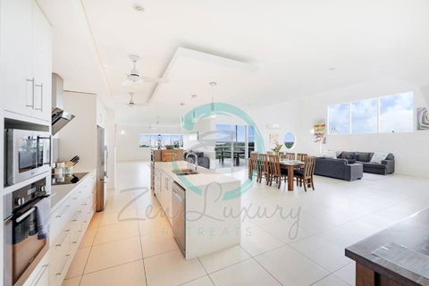 ZEN LUXURY: 2-Story 4-BR Penthouse In Darwin City With Mindal Markets & Harbour Views - Accommodation Gold Coast 2
