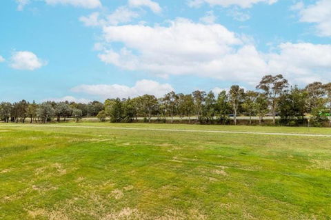 ZMITH Apartment - BROOKE, - Near AIS, GIO Stadium, UC, & Nth - Canberra Hospital - Accommodation Gold Coast 3