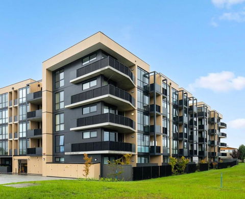 ZMITH Apartment - BROOKE, - Near AIS, GIO Stadium, UC, & Nth - Canberra Hospital - Accommodation Gold Coast 1