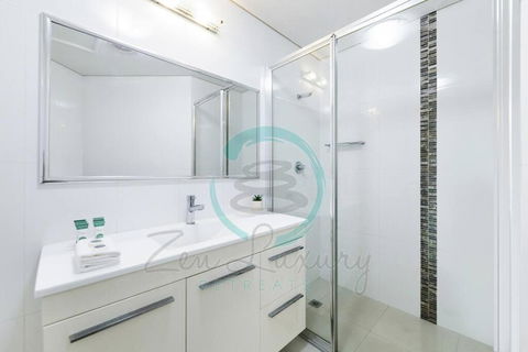 Zen On Stuart: 3-BR Penthouse Pad + Pool + BBQ - 1 Gold Coast 2